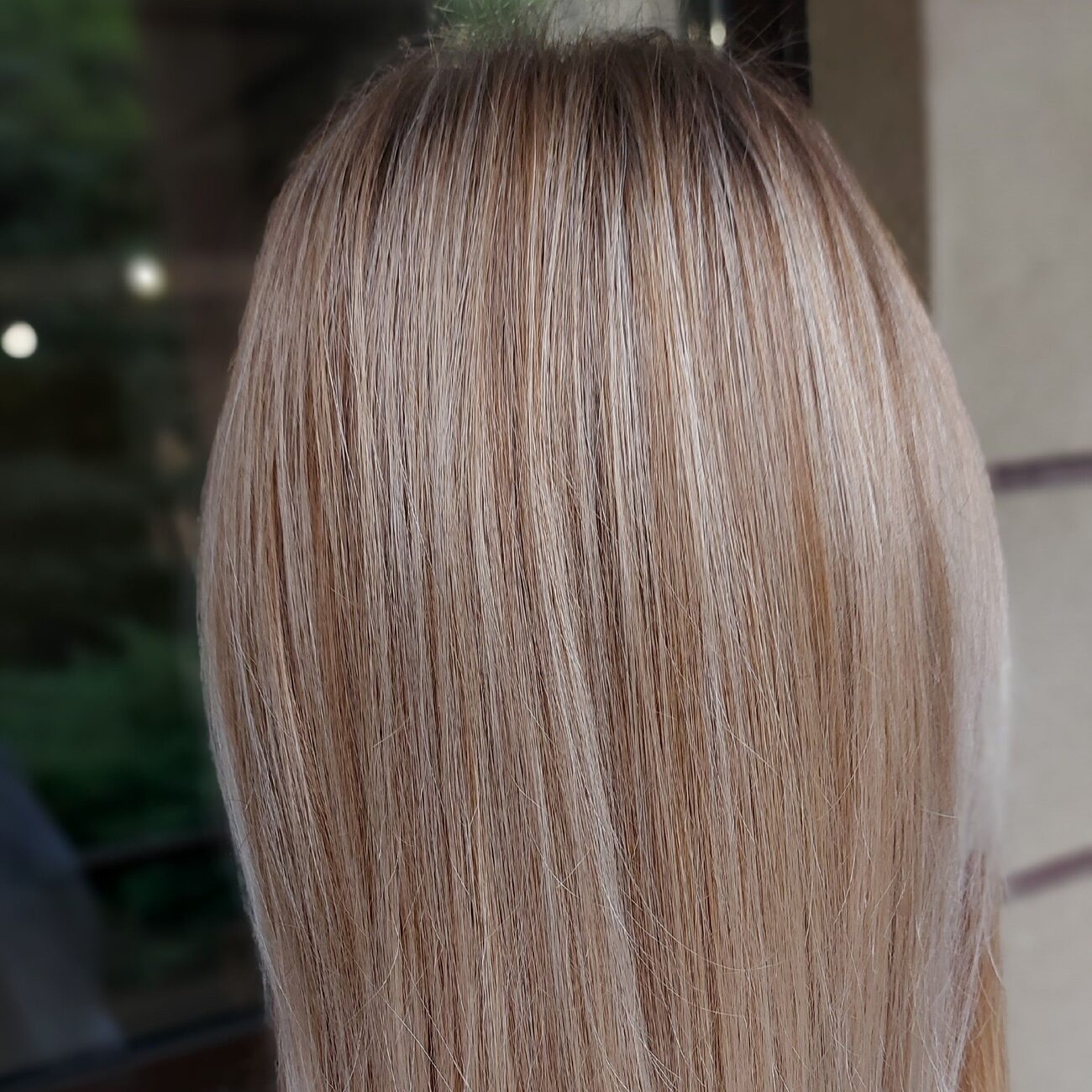Gładki beżowy blond po koloryzacji, widok z tyłu