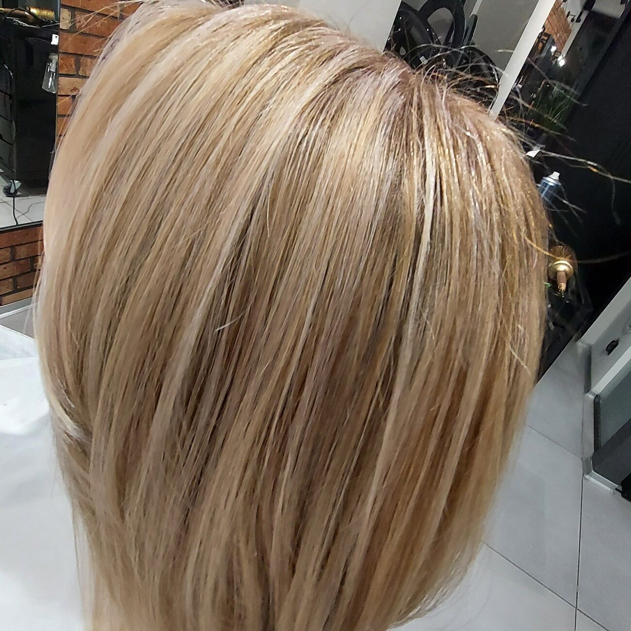 Blond baleyage z rozświetlonymi pasmami
